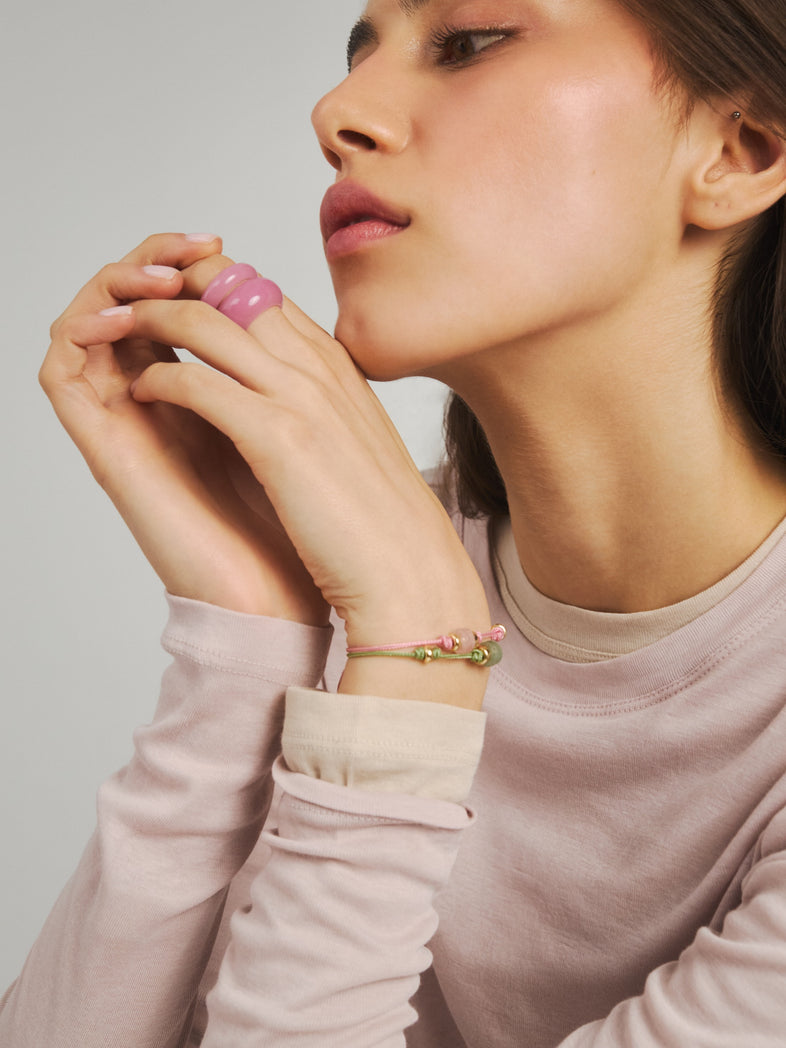  Zielona bransoletka na sznurku z zielonym kwarcem - set z różową bransoletką i pierścionkami z żywicy 