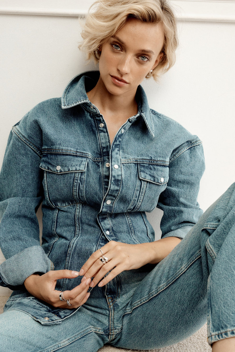 Mannequin portant du denim et des bijoux ESSENTIALS