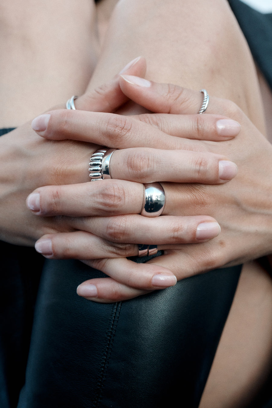 Bagues ESSENTIALS en argent sur les mains du mannequin