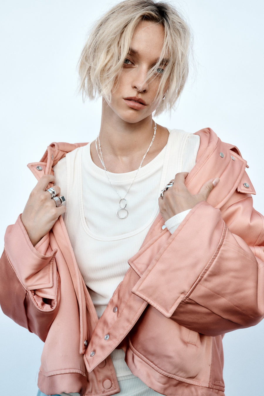 Mannequin portant une veste rose et des bijoux ESSENTIALS